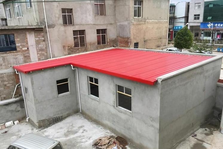 农村随处可见的彩钢瓦房,为何要强制拆除?看看它的危害有多大