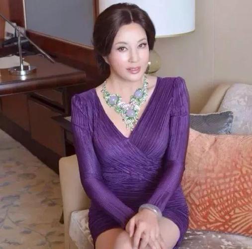 刘晓庆到底收藏了多少翡翠南红蜜蜡珠宝玉石