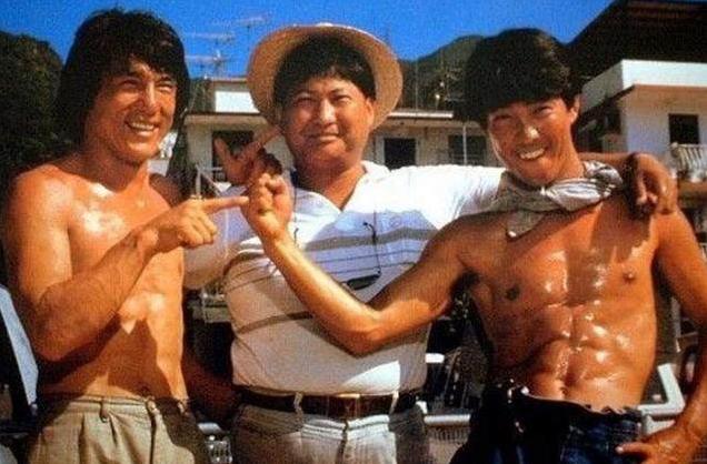 电影也不少,在多部电影中成龙都有秀过自己的身材,毕竟成龙是功夫明星