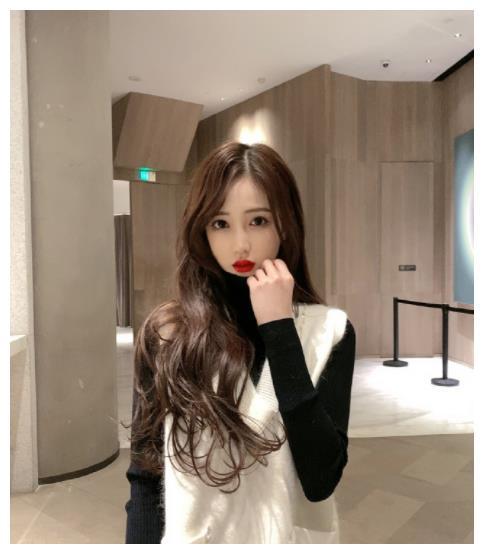 抖音一姐宸荨樱桃,靠出水视频吸粉百万,茶里茶气被少女喷到自闭