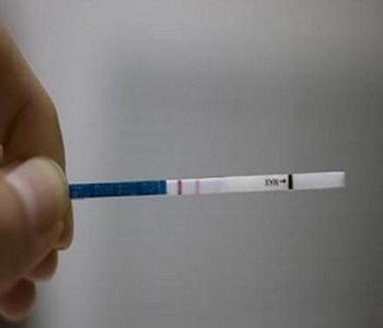 月经前3天用验孕试纸检测~3天都是弱阳性!请问怀孕的机会大吗?