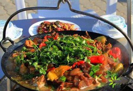 大别山的传统美食吊锅菜土公鸡皮脆肉紧蘸蚕豆酱吃着才够味