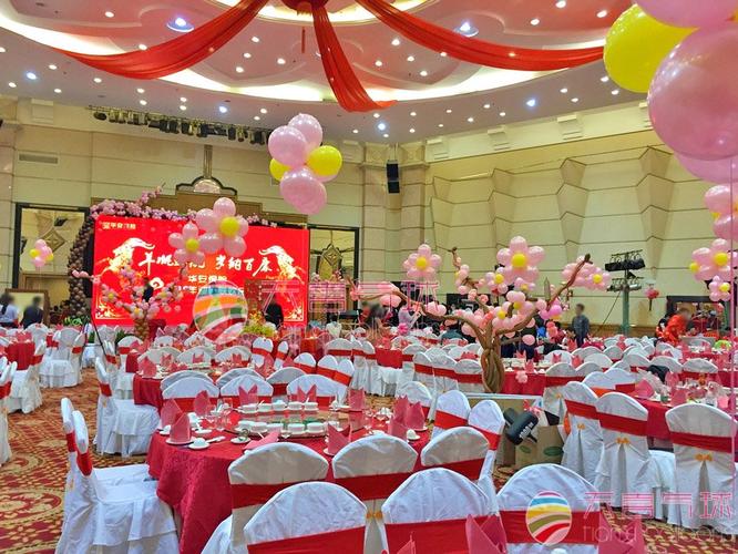 春节公司年会 迎新联欢晚会酒店桃花树气球布置
