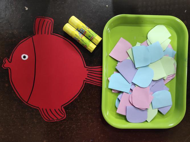 望海幼儿园托班手工活动《年年有鱼》