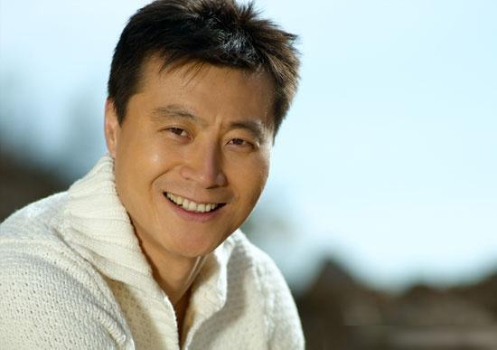 他是大器晚成的男演员,娶女同学生了2个女儿,今50岁成