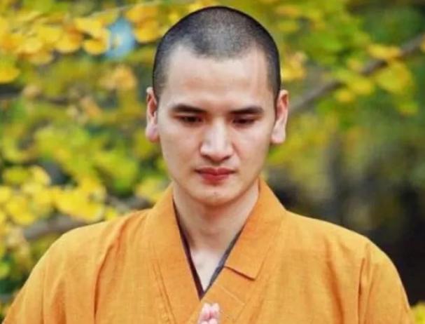 那个被无数姑娘疯狂追求的"俊美的和尚",如今却变成了