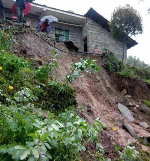 泥石流,塌方,竹园镇多个村(社区)农民房子岌岌可危房屋倒塌,滑坡,但无
