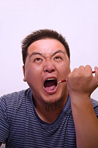 表情夸张的中年男性