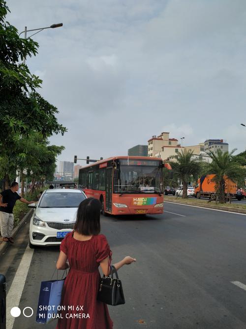 坐上公交车行驶3分钟左右,车到达盈滨路口,左转进入《海南澄迈盈滨