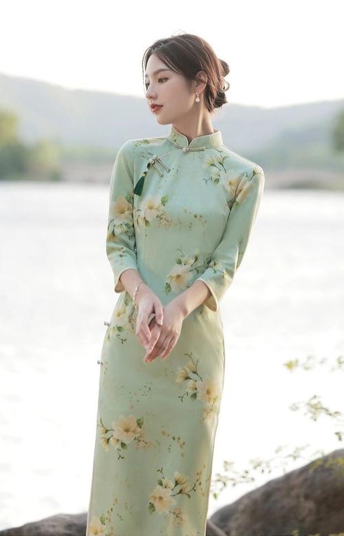 小蛮腰美女高开叉旗袍