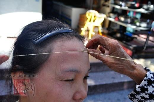 "挽面"古老美容术悄然再现德化街头