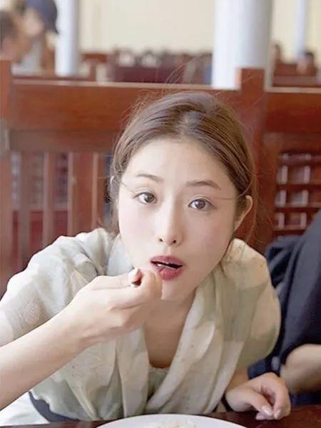 石原里美的皮肤看起来很干净自然,没有什么妆容的修饰,看上去就是