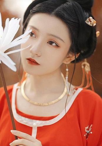 眼睛有这三个特征,就是天生的"古风杏眼",全中的女生