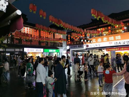 德阳文庙新天地,好吃一条街,行人如织,堪称德阳"锦里"