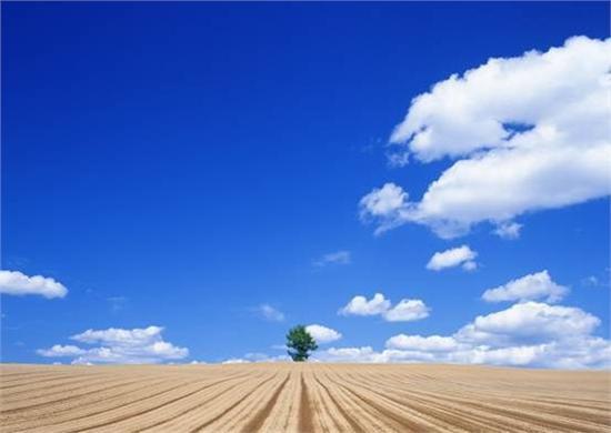秋的天空,蓝得迷人,蓝得透彻,没有任何一个季节的天空比