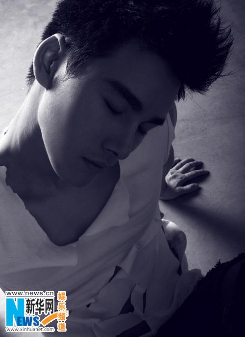 高清:丁汇宇黑白写真曝光 扯破衣服露性感胸肌