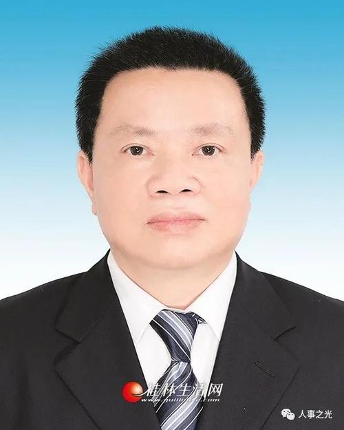 工学学士,中共党员,现任桂林市委常委,政法委书记,市人大常委会副主任