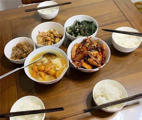 第一次带女友回老家,老妈做一桌农家菜招待,上桌后连吃两碗饭!