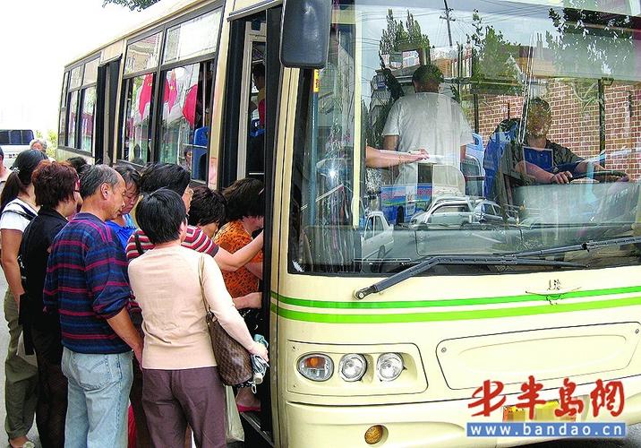在芝罘路一公交站点,乘客们争相挤着上车.