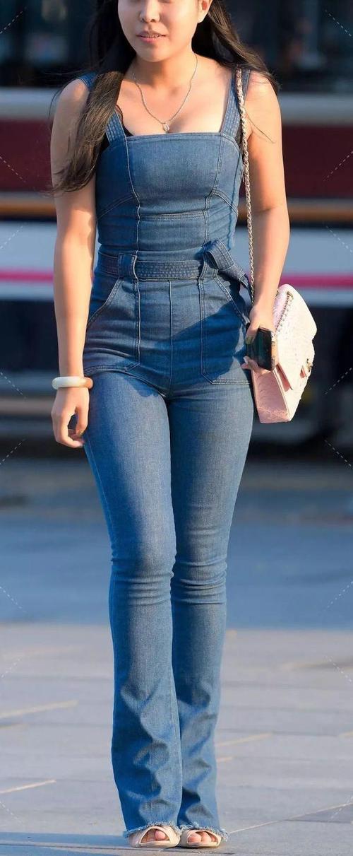 街拍美女:极品圆润的高挑牛仔翘臀大姐姐