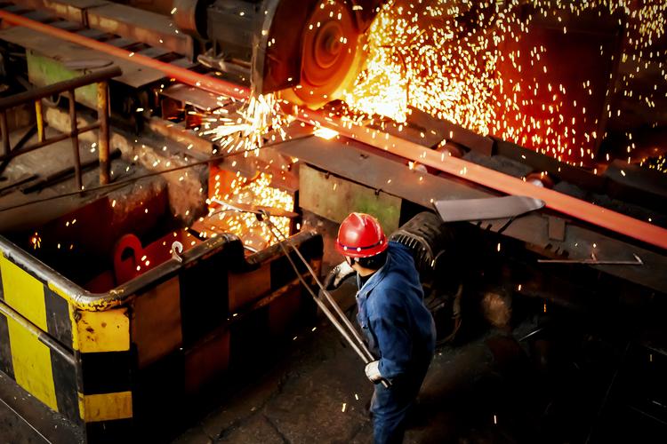 1/ 12 轧钢车间里,出料炉的温度高达1255℃,即使是站在距离七八米远的