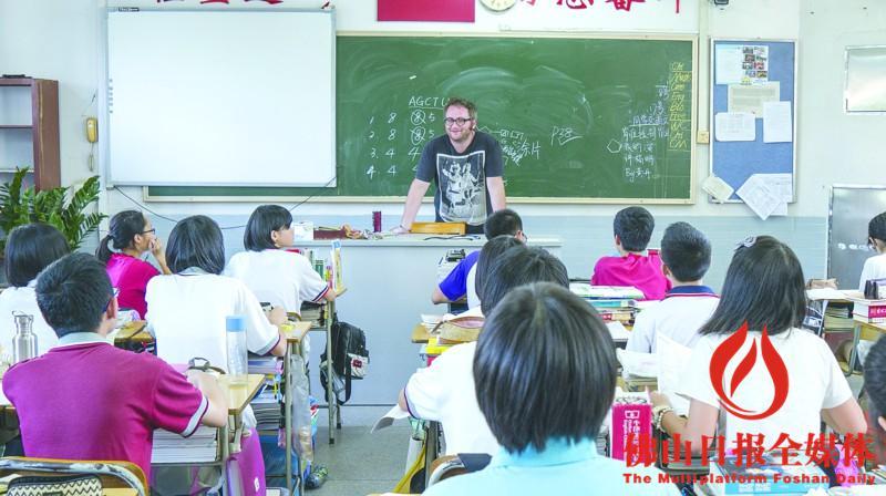 石门中学外籍老师neil.佛山日报记者潘宇莹摄