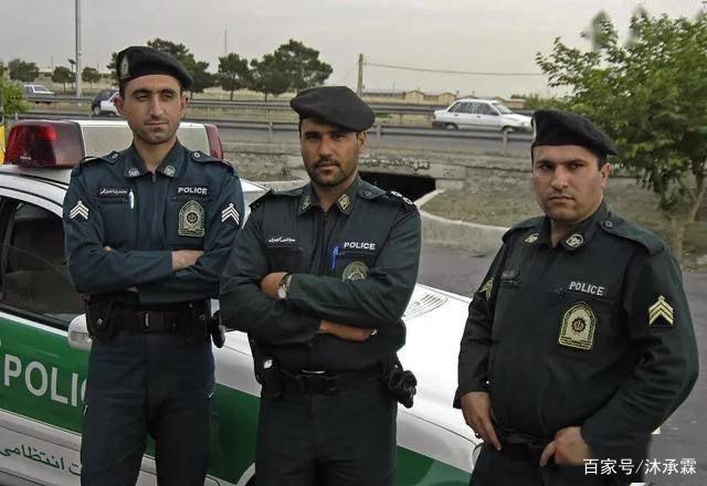 我觉得文莱的警服也有种民国的即视感.