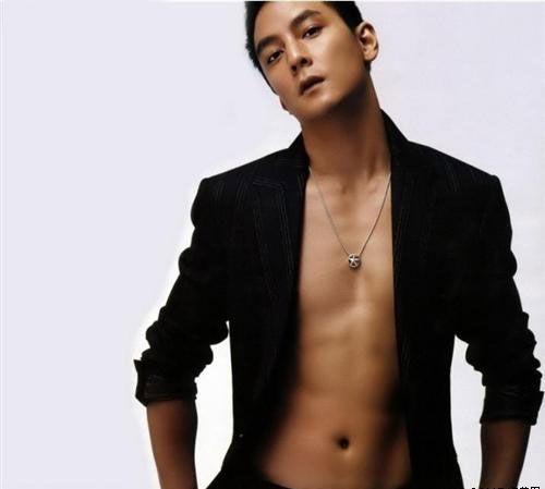 昔日国际范男神吴彦祖时隔多年再现苏大强经典发际线油光锃亮太抢镜