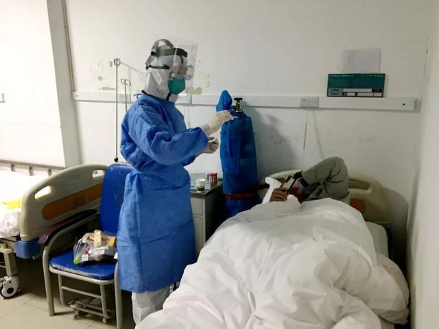 特写丨来看看抗疫一线护士的双手