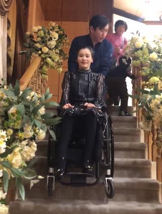 38岁桑兰乘飞机遇险:飞机紧急调整高度,机场准备救护车!