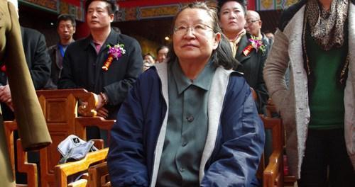 两人发现彼此之间差距很大,李讷喜欢读书,但是只有高中文化的徐宁对