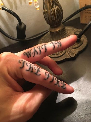 花体英文纹身男生手指上花体英文纹身图片