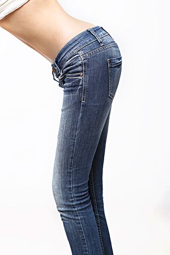 年轻女人腰部特写