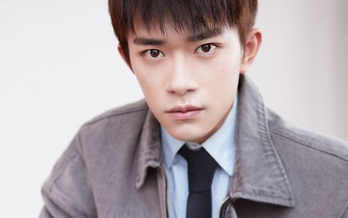 青年演员易烊千玺电脑桌面壁纸图片