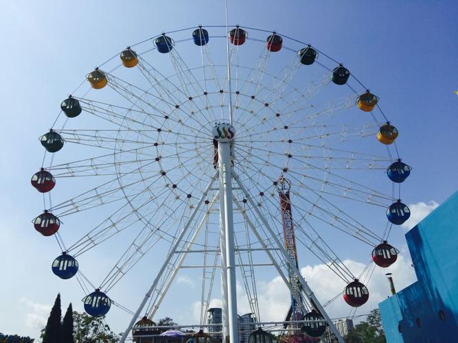 
感觉公园蛮商业化的,不过摩天轮没什么人乘,白天比较好看,晚上