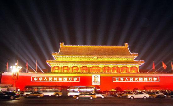 天安门广场是北京的心脏地带,是世界上最大的城市中心广场.