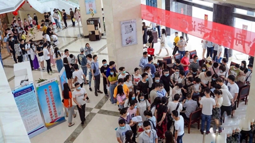 民政局爆满情侣们半夜赶去排队