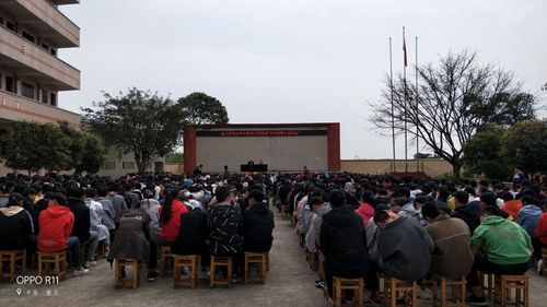 垫江县司法局永安司法所负责人应永安小学之邀,为该校及永安中学送去