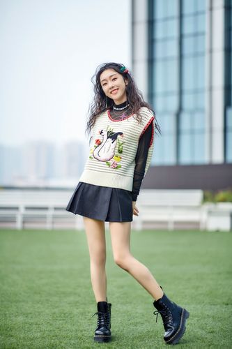 简介:宣璐针织背心清新综艺剧照图片,分享一组宣璐图片给大家,图中的