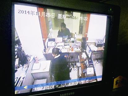 男子诈骗2000万潜逃来汉 两银行女职员智斗逃犯