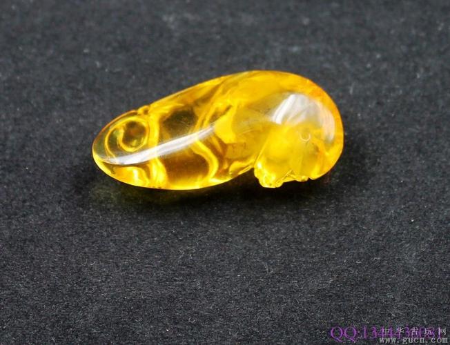 带证琥珀挂件