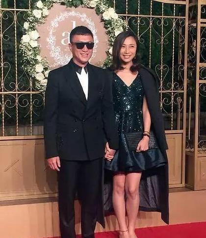孙红雷小15岁的老婆长啥样?穿墨绿亮片裙太惊艳,真有品味