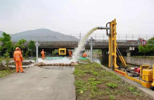 作业,宁波市公路局应急抢险支援队带着"龙吸水"强排水设备前来支援