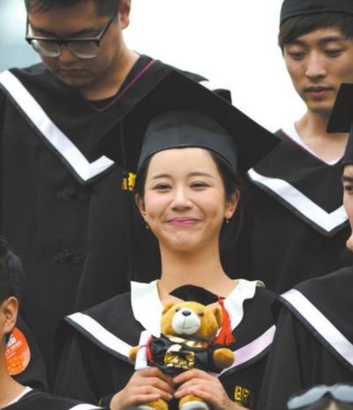 杨紫的四位同班同学,只有两位红遍全网,全国第一的她为什么不温不火?