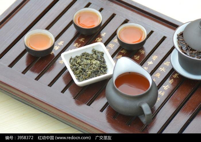 茶盘上的茶水茶壶茶杯茶具特写图片