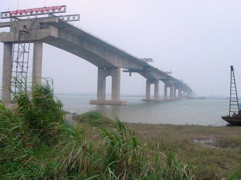 桥头上的标语写道:"优质,安全,低耗,建好汉寿沅水大桥"!