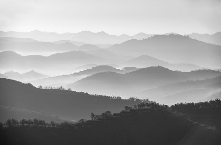 墨色山水,近处写实,远处抽象,水墨微妙,意境丰富.
