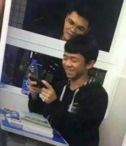 搞笑gif:同学,别再玩手机了,班主任在窗外盯你呢!