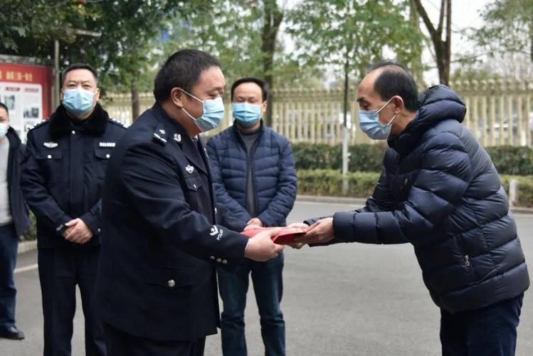 长寿区委常委,副区长李松一行慰问凤城监狱民警职工