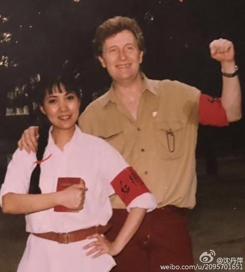 57岁沈丹萍被大14岁外籍老公宠成女王,俩女儿可爱漂亮